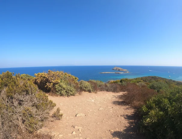 Chemin de randonnée vu sur mer