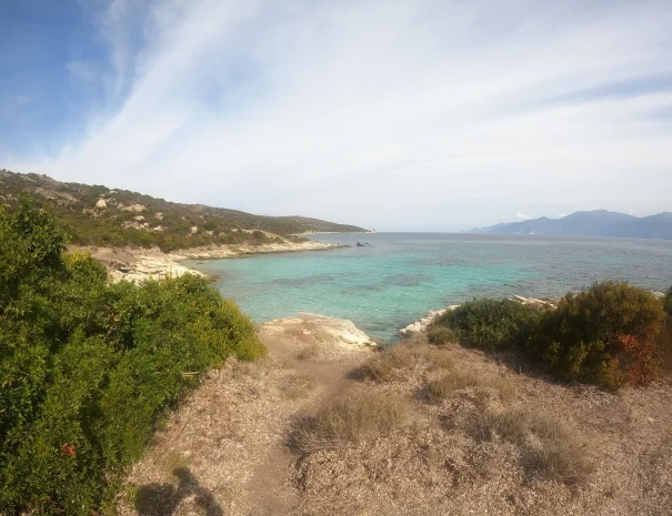 Chemin de randonnée sur le GR34 au bord de la manche