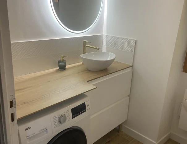 Salle de bain moderne avec son miroir