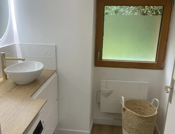 Salle de bain moderne et ses rangements