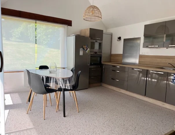 Cuisine ouverte tout équipée dans notre Gîte en Bretagne, situé à Beaussais-sur-Mer,