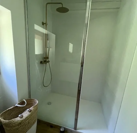 Belle espace de douche à l'Italienne avec sa parois en verre
