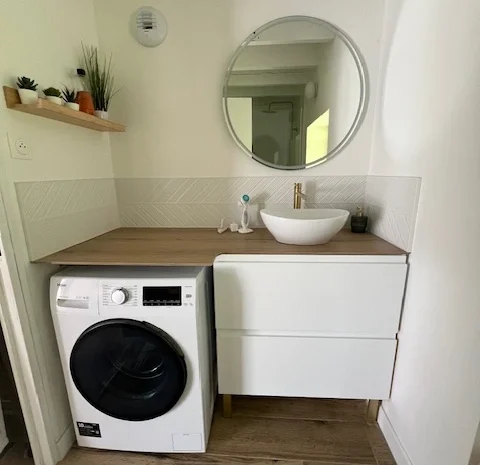 Salle de bain moderne avec son miroir et ses rangements