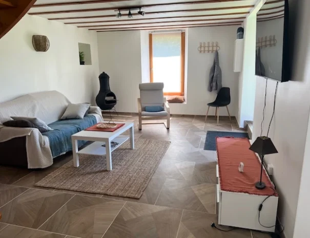 Salon avec son canapé 3 places , situé à Beaussais-sur-Mer, idéal pour des soirées en famille.