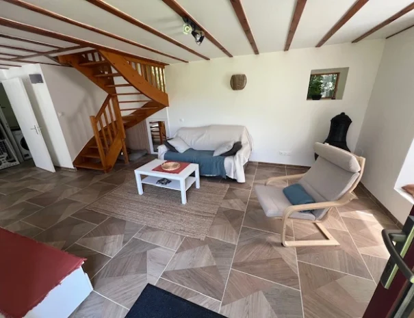 Salon avec son canapé 3 places , situé à Beaussais-sur-Mer, idéal pour des vacances en famille.