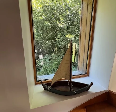 Petite décoration d'un bateau avec vu sur le ruisseau