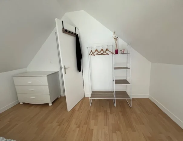 Chambre parentale avec sa penderie et sa commode de rangement
