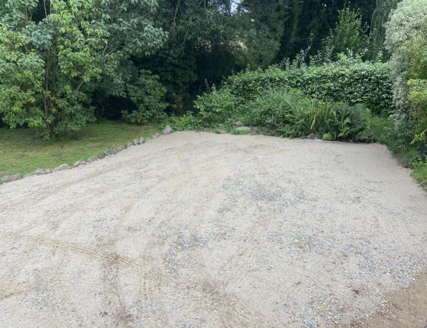 Aire de stationnement du gîte typique de Bretagne, situé à Beaussais-sur-Mer,
