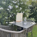 la table extérieure au Seize à Beaussais sur Mer